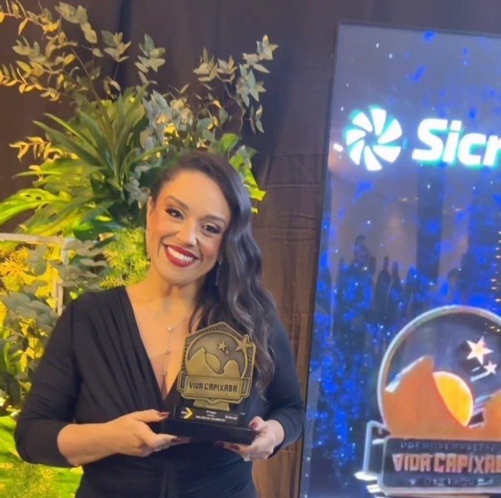 Bianca Bahiense recebendo o Prêmio Vida Capixaba